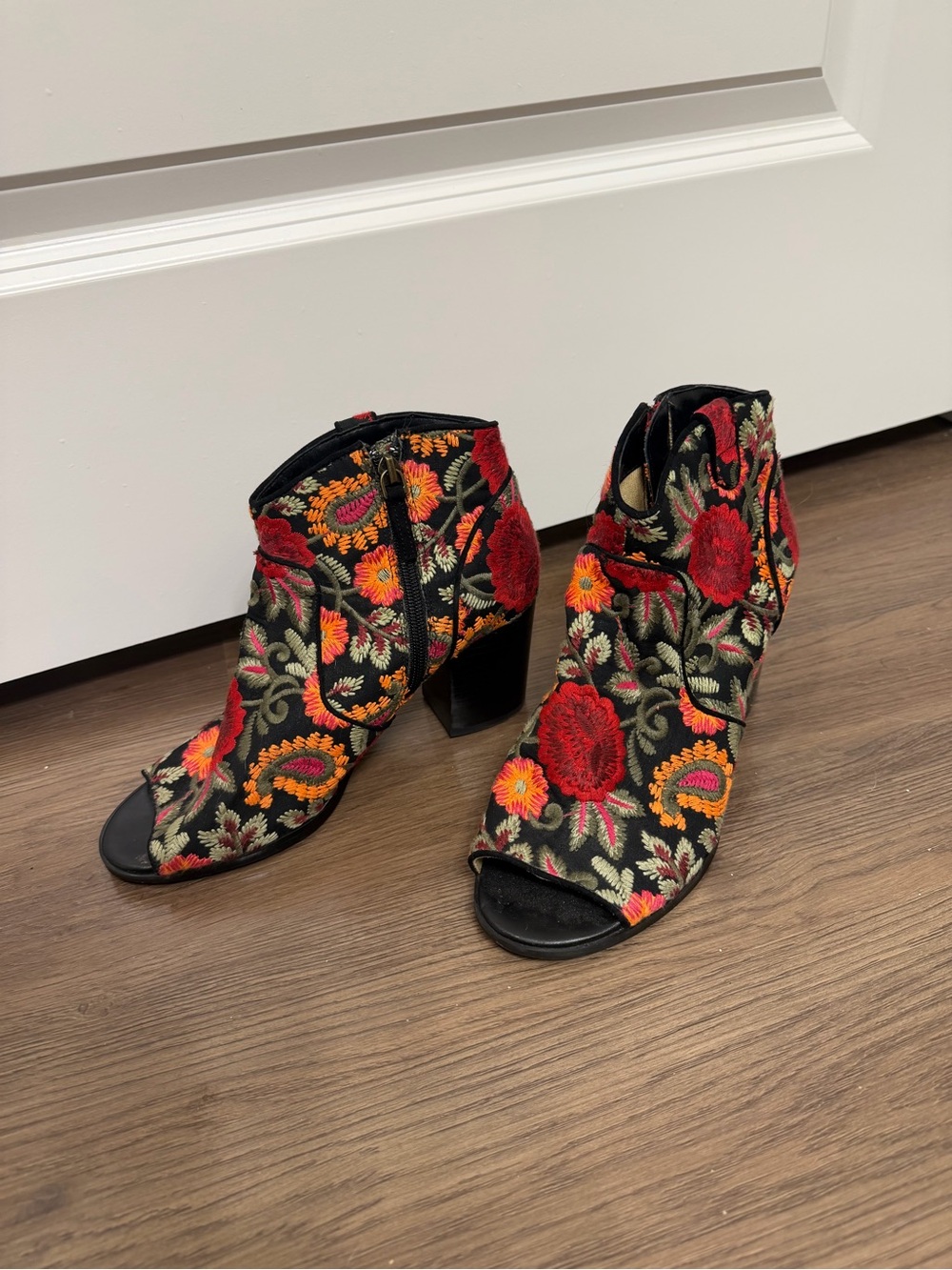 Crown Vintage Floral Embroidered Ankle Boots size 8.5